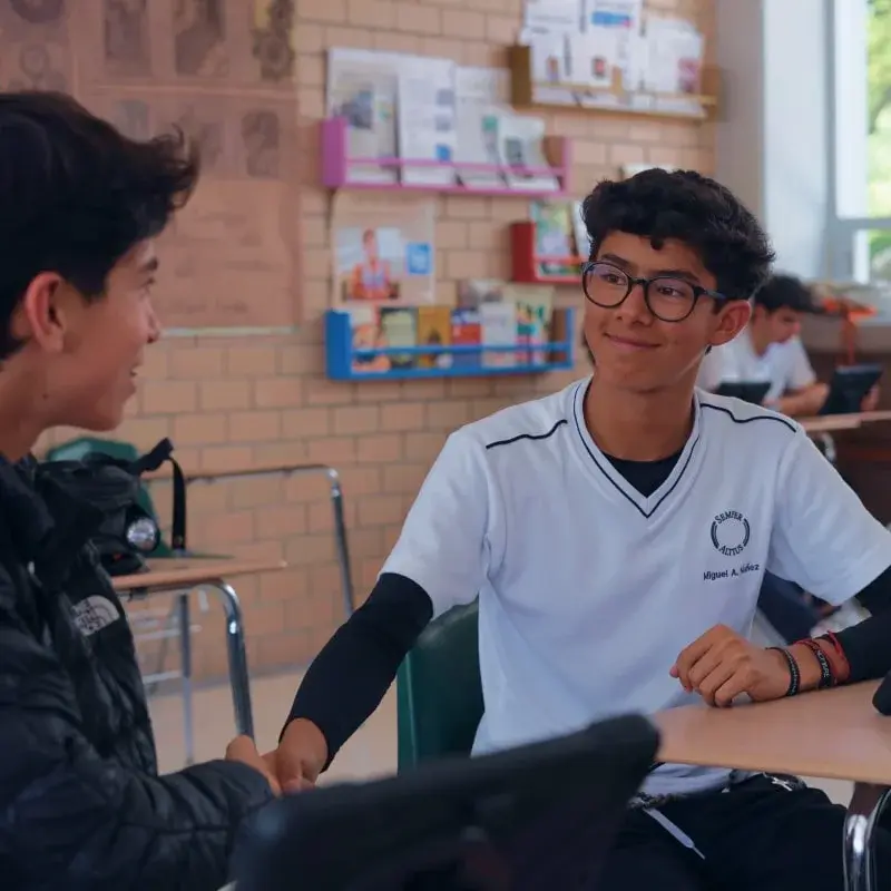 Dos estudiantes interactúan en el aula de Cumbres International School Querétaro durante una actividad colaborativa.