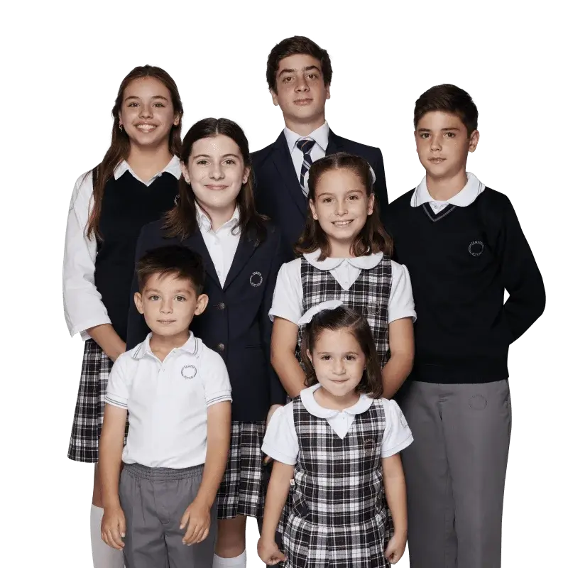 Grupo de estudiantes de uniforme escolar posando juntos en el colegio