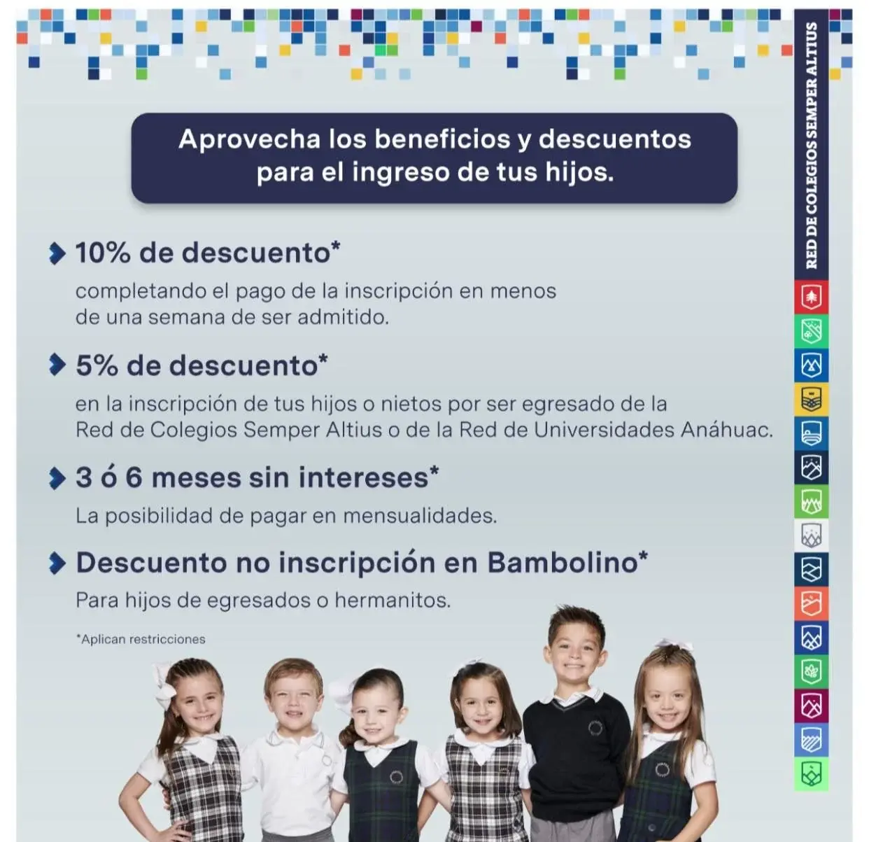 Estudiantes sonriendo en el patio de la escuela durante actividades escolares en ambiente soleado